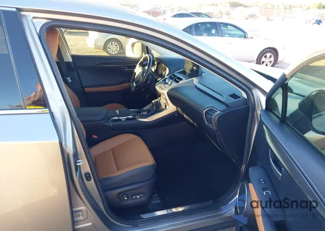 2021 Lexus Nx 300 z USA, uszkodzony, nr VIN JTJDARBZ1M2190039